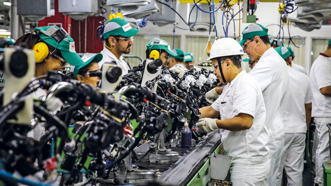 <p>A infraestrutura e a competência para gerar e difundir inovação distribuem-se de forma bastante heterogênea pelo território brasileiro e um retrato dessa desigualdade foi revelado em uma tese de doutorado defendida em outubro pela economista Daniela Scarpa Beneli na Universidade Estadual de Campinas (Unicamp). <a href="#inovacao_288_PT">Ela desenvolveu uma metodologia para estabelecer o Indicador Composto Estadual de Inovação (Icei), uma espécie de ranking das unidades da federação baseado na combinação de 17 indicadores de Ciência, Tecnologia e Inovação</a> (CT&I), entre os quais formação de recursos humanos, investimentos em pesquisa e desenvolvimento (P&D), patentes e exportação de bens intensivos em tecnologia. A iniciativa teve como inspiração o Summary Innovation Index, que reúne 27 indicadores para avaliar a capacidade inovativa dos países-membros da União Europeia e monitorar se estão cumprindo as metas para tornar suas economias mais competitivas.</p><p>Os resultados do Icei dividem os estados brasileiros em quatro grupos. À frente aparecem São Paulo, Rio Grande do Sul e Paraná, classificados como “líderes” por apresentarem performance robusta em quase todos os indicadores. Já no segundo pelotão despontam os chamados “seguidores” – Santa Catarina, Rio de Janeiro, Amazonas e Minas Gerais –, com desempenho geral dentro da média nacional ou pouco acima dela. A maioria exibe um comportamento homogêneo nas dimensões avaliadas, com exceção do Amazonas, que é frágil em medidas como formação de mestres e doutores, mas se destaca em quesitos como a existência de empresas industriais inovadoras e exportações intensivas em tecnologia e em conhecimento por conta do Polo Industrial de Manaus, melhor conhecido como Zona Franca de Manaus.</p><p><a name="inovacao_288_PT"></a>O terceiro grupo, o dos “moderados”, exibe mais fragilidades do que pontos fortes, mas, ainda assim, tem saldo satisfatório em parte dos indicadores. São eles: Pernambuco, Mato Grosso do Sul, Bahia, Goiás, Espírito Santo, Ceará e Mato Grosso. Os 