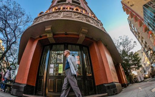 Homem passeia em frente à entrada da Cinemateca Capitólio