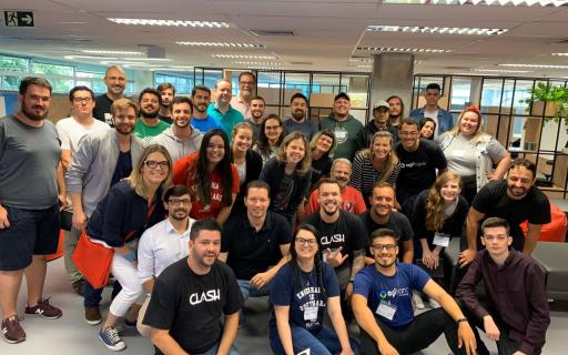 Foto das equipes participantes do hackathon