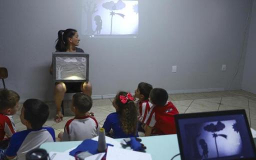 Professora com crianças na escola