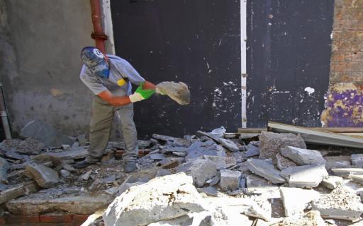 Foto de profissional fazendo obras no local do Instituto Caldeira