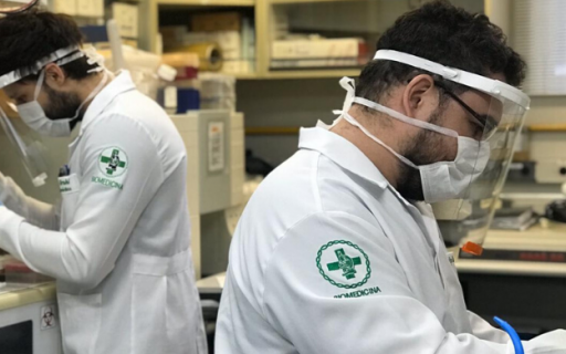Foto de técnicos trabalhando