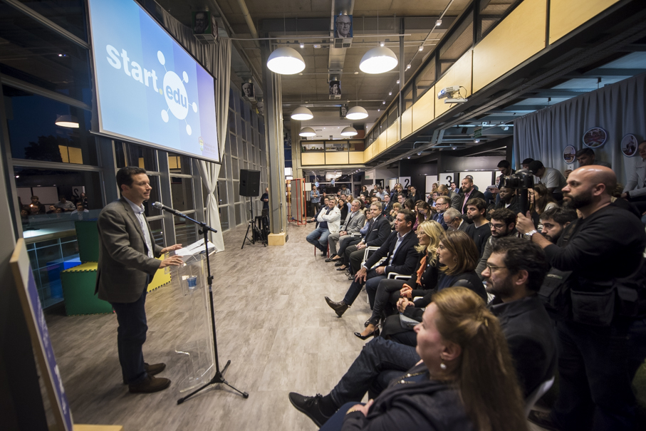 Prefeito se apresentando para grupo de empresários