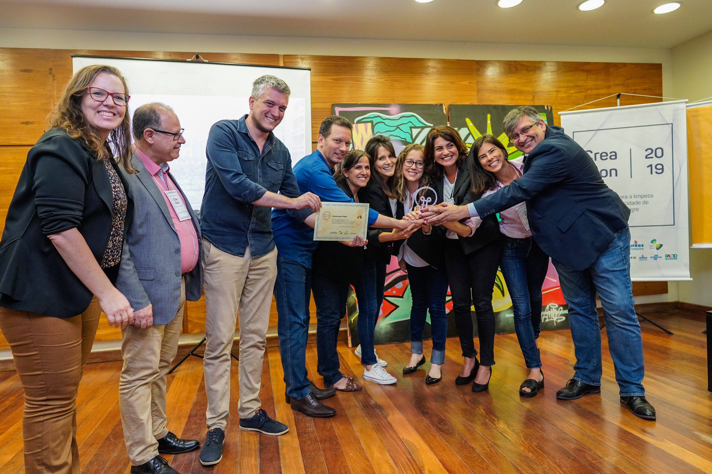 O prefeito Nelson Marchezan Júnior e o secretário municipal de serviços urbanos, Ramiro Rosário, Etapa final do Creathon 2019 - Inovação para limpeza urbana da cidade de Porto Alegre. O evento foi realizado no Auditório Nascente do prédio centenário da Escola de Engenharia da UFRGS. Foto: Cesar Lopes/PMPA