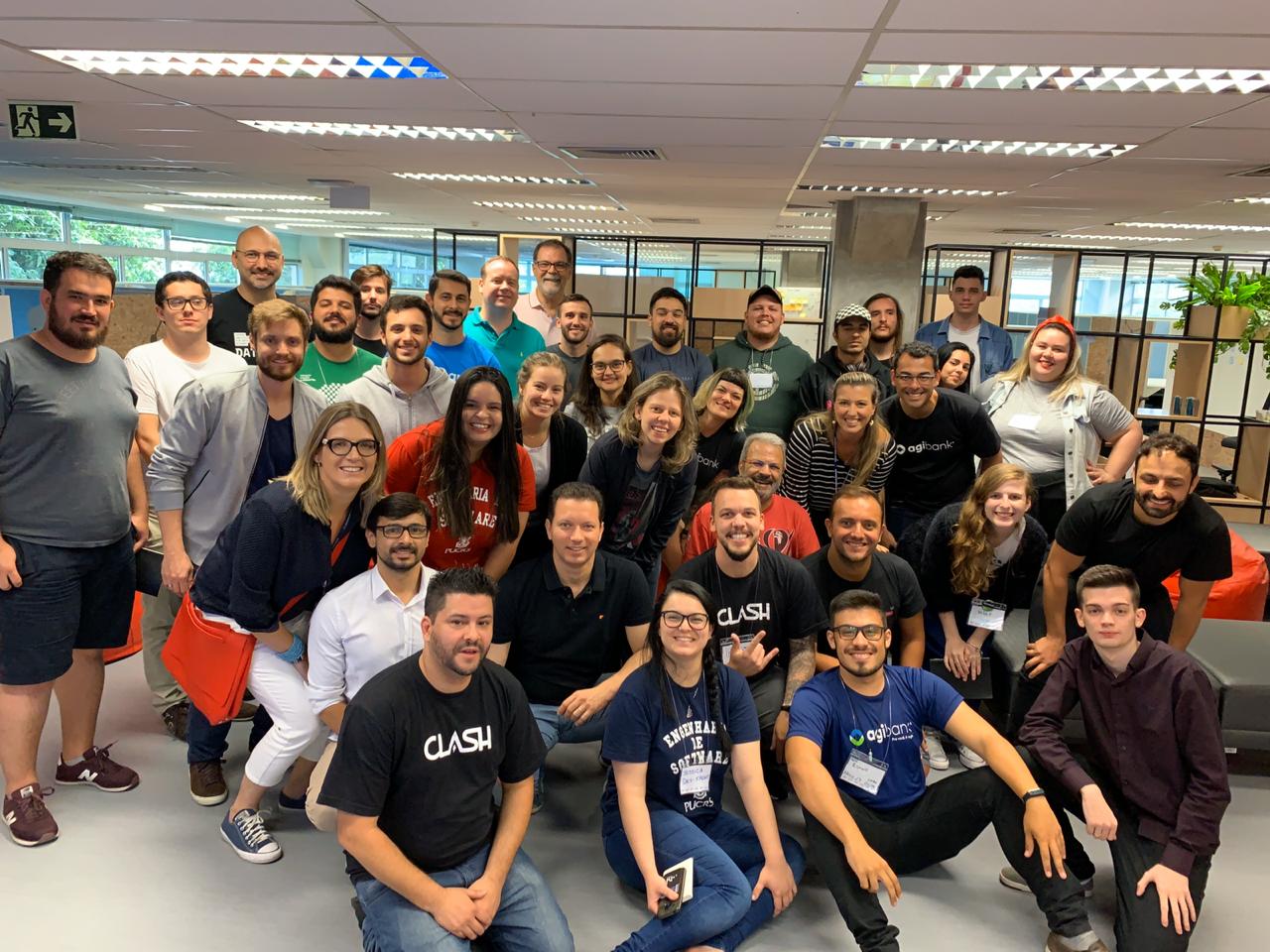 Foto das equipes participantes do hackathon