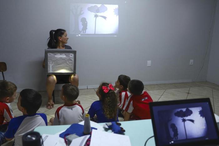 Professora com crianças na escola