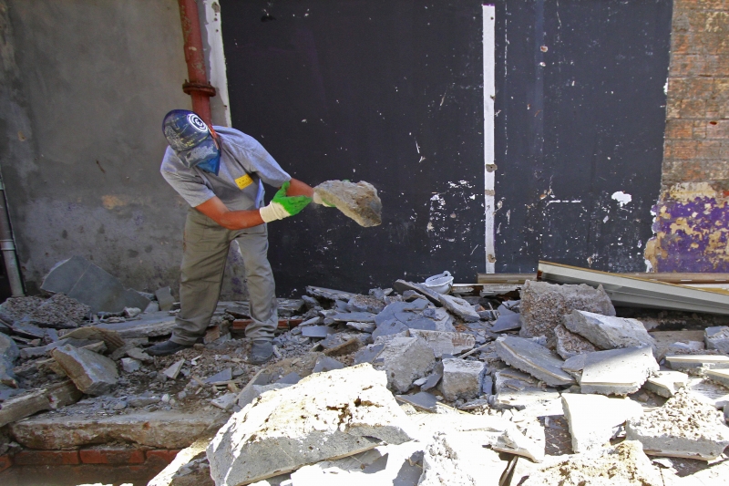 Foto de profissional fazendo obras no local do Instituto Caldeira